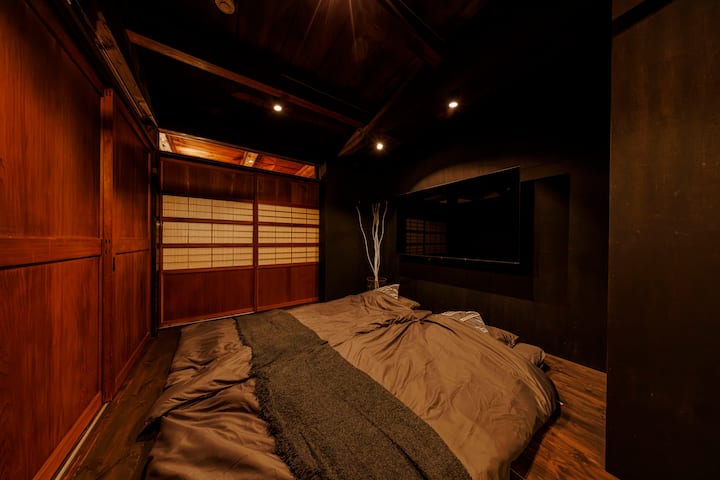 [Bed room D] By moving 2 sets of bedding to the living room on the 1st floor, it can be used as a 4th bedroom.All doors close, so you can use it as a private room.