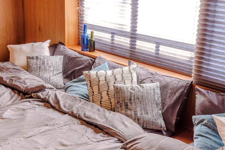 [Bed room A] You can lock the room from the inside, so you can protect your privacy even when staying with a large group