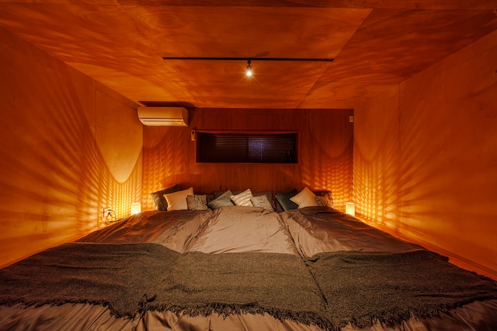 [Bed room C] You can lock the room from the inside, so you can protect your privacy even when staying with a large group