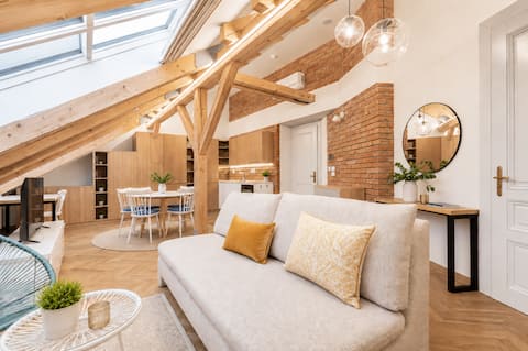 Cozy Attic Loft in Prime Location