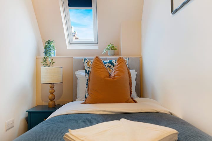 El dormitorio 1 ofrece flexibilidad y comodidad con una acogedora cama individual, lo que garantiza un refugio tranquilo para una noche de sueño tranquilo.