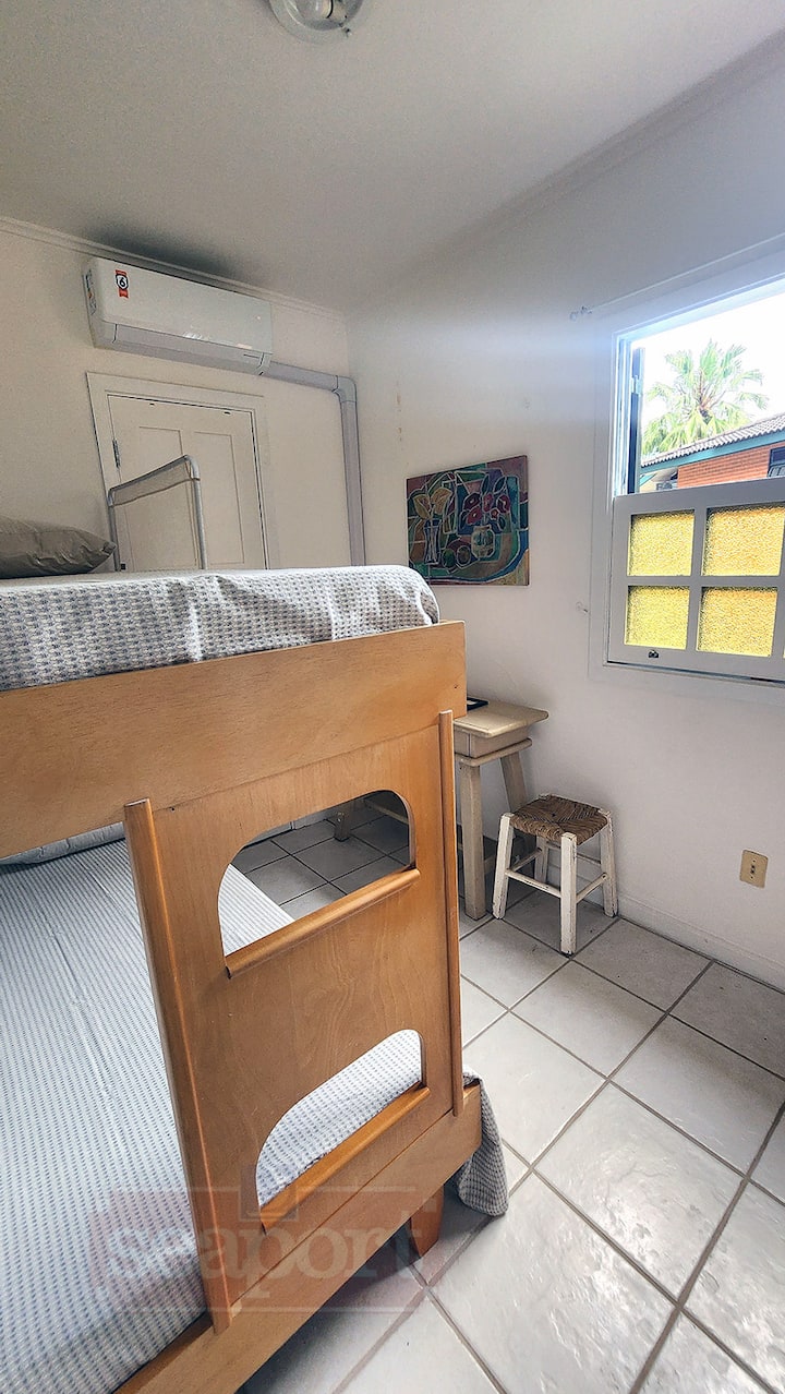 Chumba 3: kiyoyozi, kitanda cha ghorofa na kitanda cha watoto kwa watoto hadi umri wa miaka 10. 