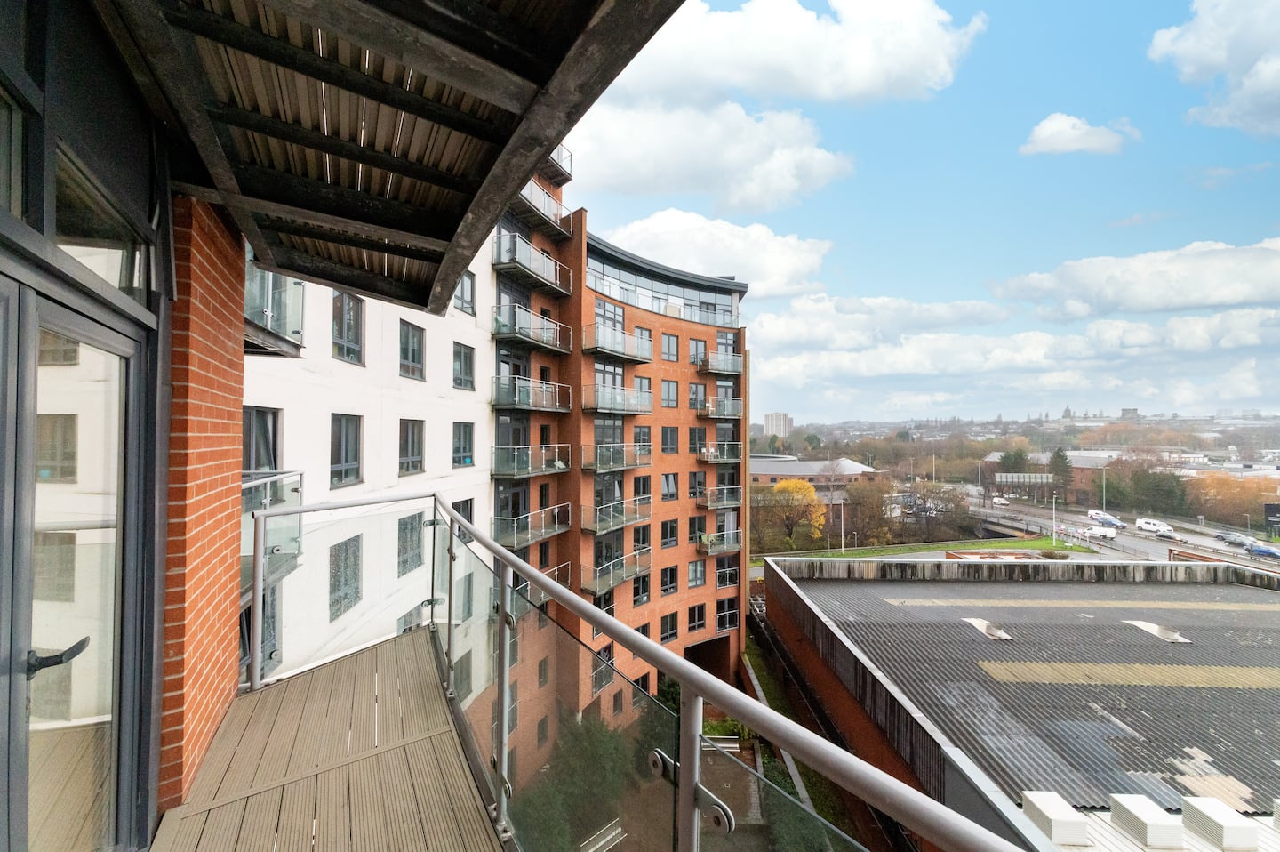 The Waterside Retreat | 1 Bedroom Serviced Apartment by the Canal, Leeds - Sleeps 4