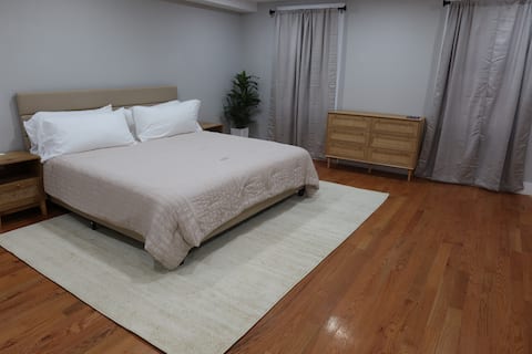 Mott Haven King Suite – Easy to NYC