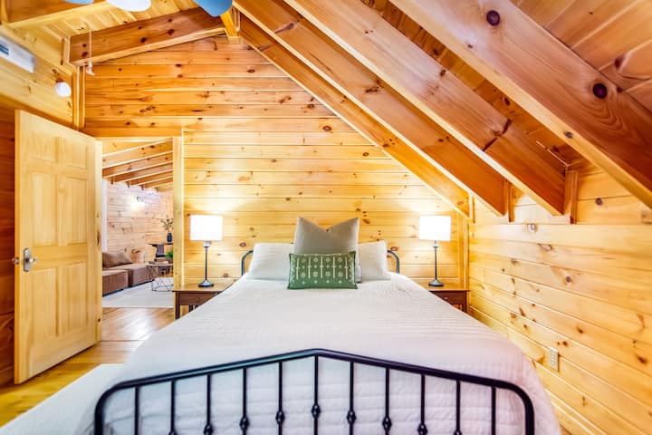 Un dormitorio tranquilo con una colcha blanca minimalista.