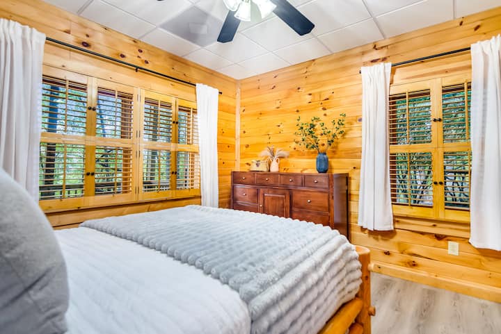 Dormitorio acogedor con mucha luz natural.