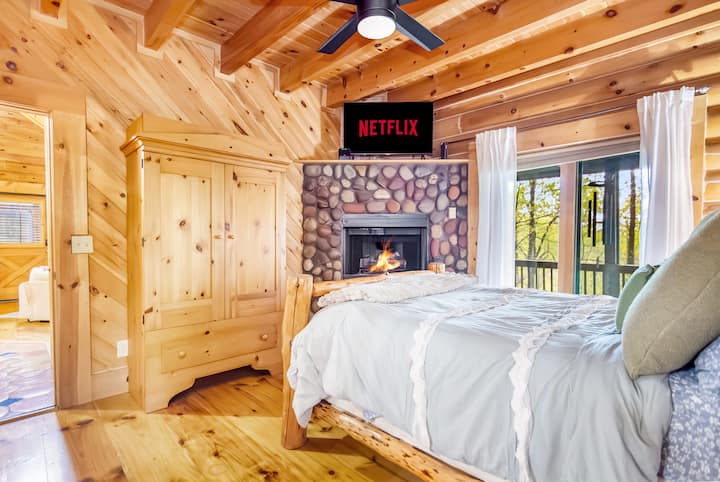 Dormitorio con TV y chimenea para noches acogedoras.