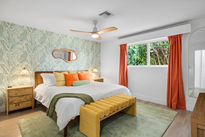 Bedroom 1  | King Bed | Dresser | 50" 4K HDR Roku TV
@lynxresort