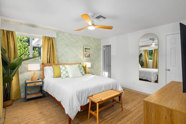 Bedroom 5  | Queen Bed | Dresser | 50" 4K HDR Roku TV
@lynxresort