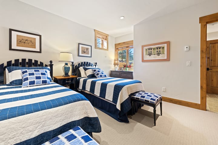 Dvojlôžková izba na juhu na spodnom poschodí (postele sa nedajú rozložiť kvôli namontovaným čelám)