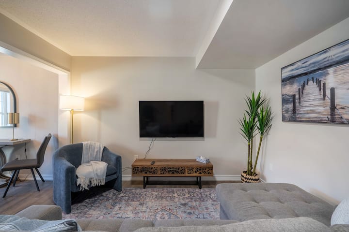 Opulent Chic Town Home In The Heart Of Oakville - Oakville
