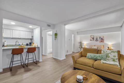 Successful Airbnb property: Modern Cozy Apartment 7 Mins to LoveField Airport in Arlington Park