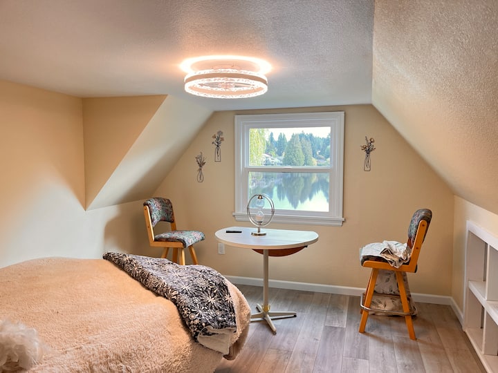 إطلالة مفضلة على البحيرة من هذه النافذة. 