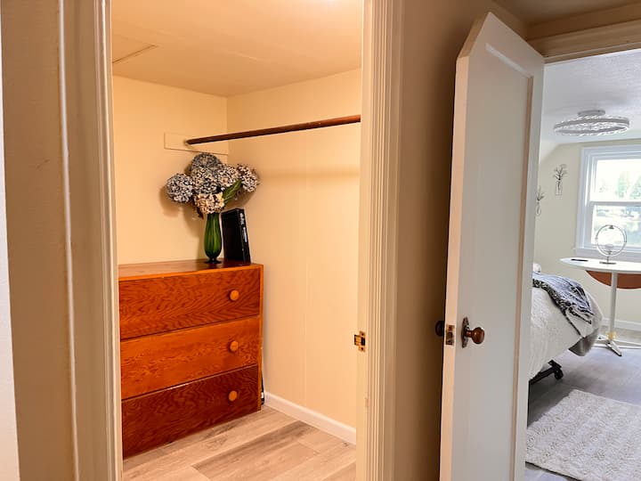 ตู้เสื้อผ้าแบบวอล์คอินพร้อมตู้เสื้อผ้าขนาดใหญ่และไม้แขวนเสื้อผ้า