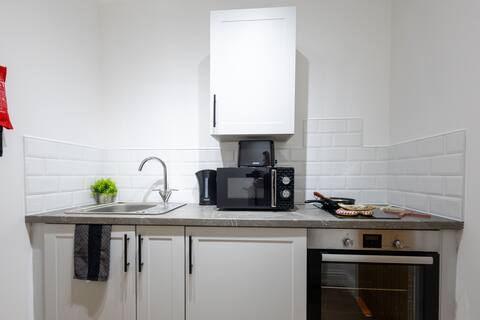 Top Airbnb: Cozy Studio with Kitchen | WiFi | Central Derby in Mackworth