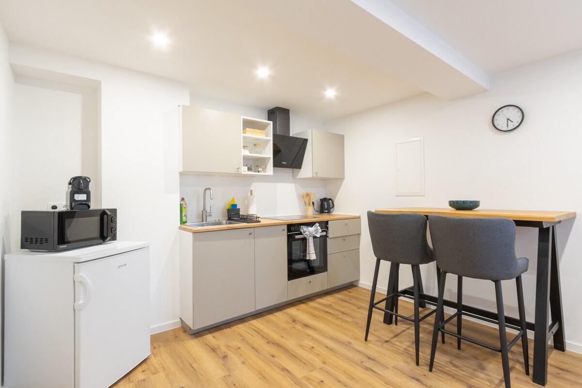 Leistungsstarkes Airbnb: Uferglück – New ground floor apartment for 2 on the Moselle in Cochem