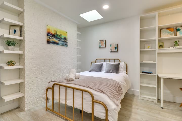 La camera da letto 5 è dotata anche di un’ampia scrivania, librerie, lucernario e accesso a una stanza con un secondo frigorifero, cucina e lavello.