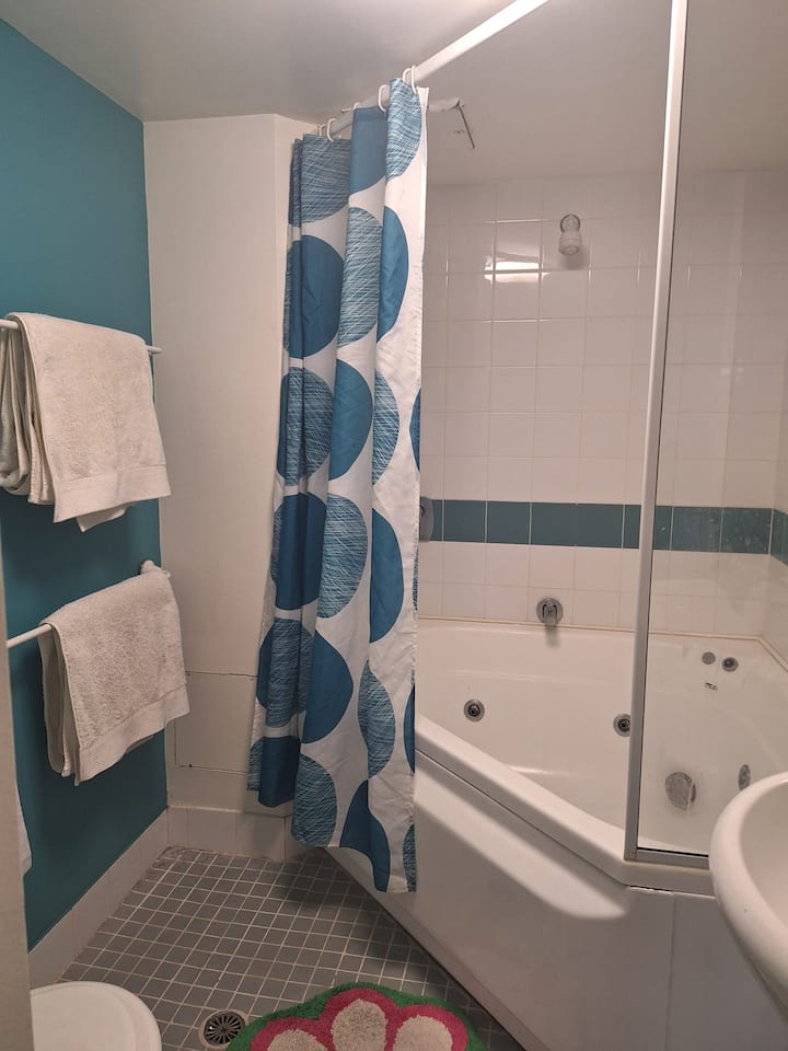 主卧配有一间豪华套房，配有水疗浴缸，非常适合在探索堪培拉一天后放松身心或享受放松的假日浸泡。 