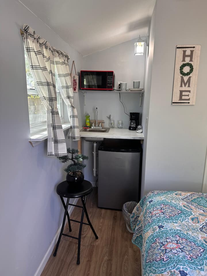 Quiet Tiny Cabin Near I-10 • Private Bath - Jacksonville, FL