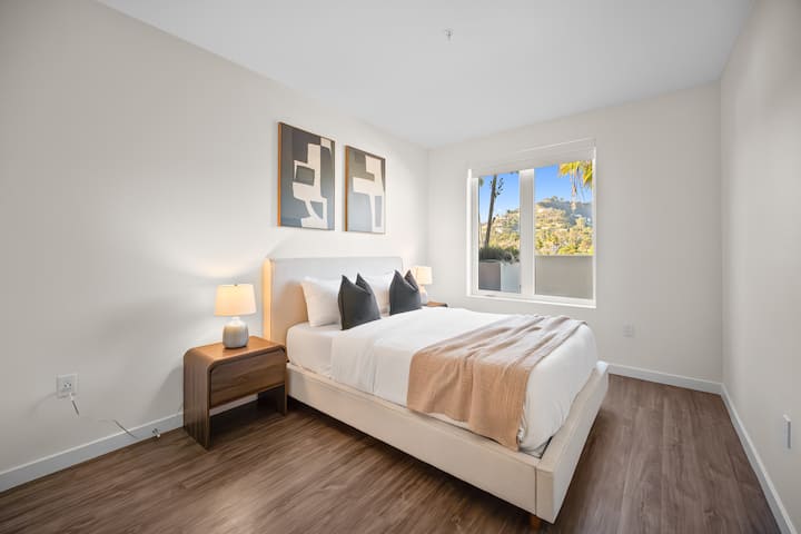 החדר הזה מציע שקט ופרטיות, מושלם לאורחים הזקוקים למפלט שקט. קווים נקיים וקירות בהירים יוצרים אווירה אוורירית ושקטה.