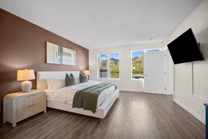 להתעורר לנופים של צלע ההר ולצאת ישירות למרפסת הפרטית שלכם. מתכננים נסיעה משפחתית? מזרן אוויר בגודל קווין סייז, עריסת תינוק ופארק שעשועים זמינים לפי בקשה לאורחים צעירים.