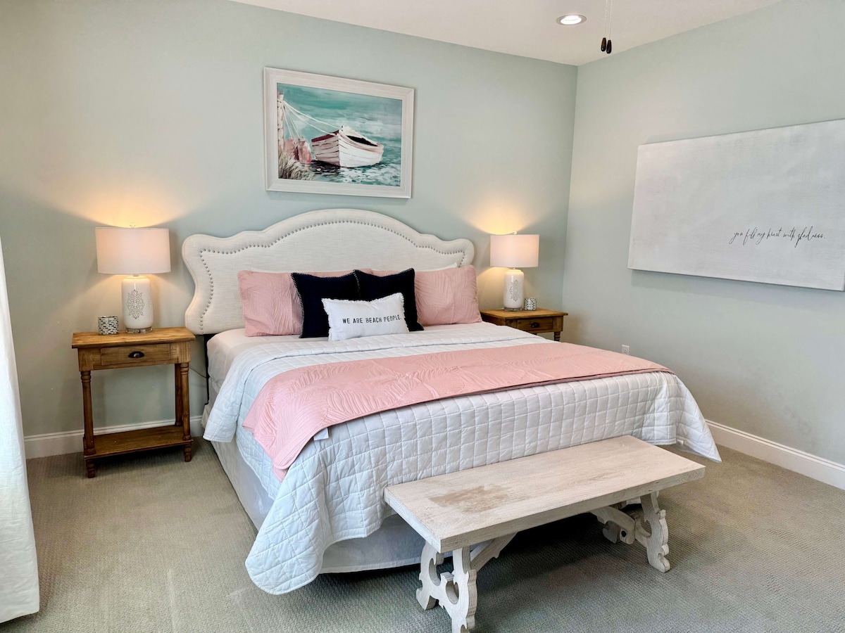 غرفة نوم كينج - غرفة النوم الساحلية هذه توفر الراحة الخالصة مع لمسة من الأناقة.
