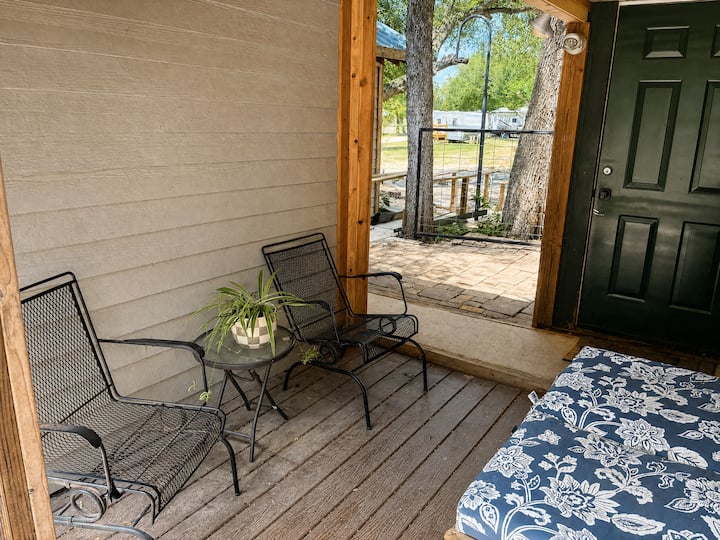 Studio Under The Oaks - Efficient And Affordable! - San Marcos, TX