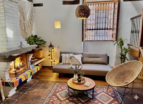 Anuncio de Airbnb popular: Fireplace facing 17th-century church, Candelaria en La Candelaria