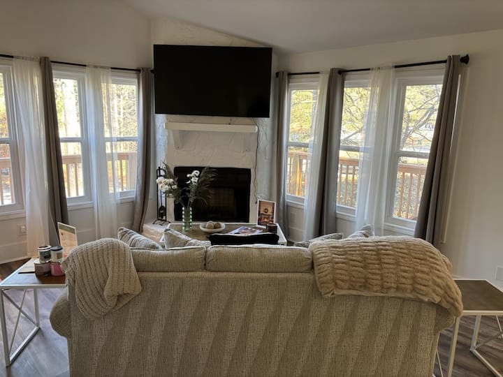 The Serene Haven | Modern Retreat W/ Fire Place - Marietta, GA