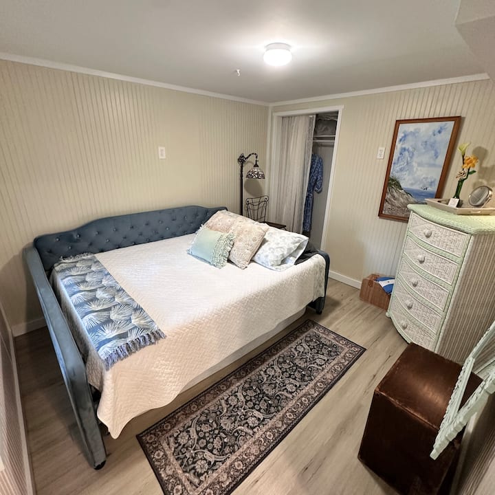Cama queen con vista al agua, tocador y batas de algodón disponibles en el clóset para los huéspedes. 