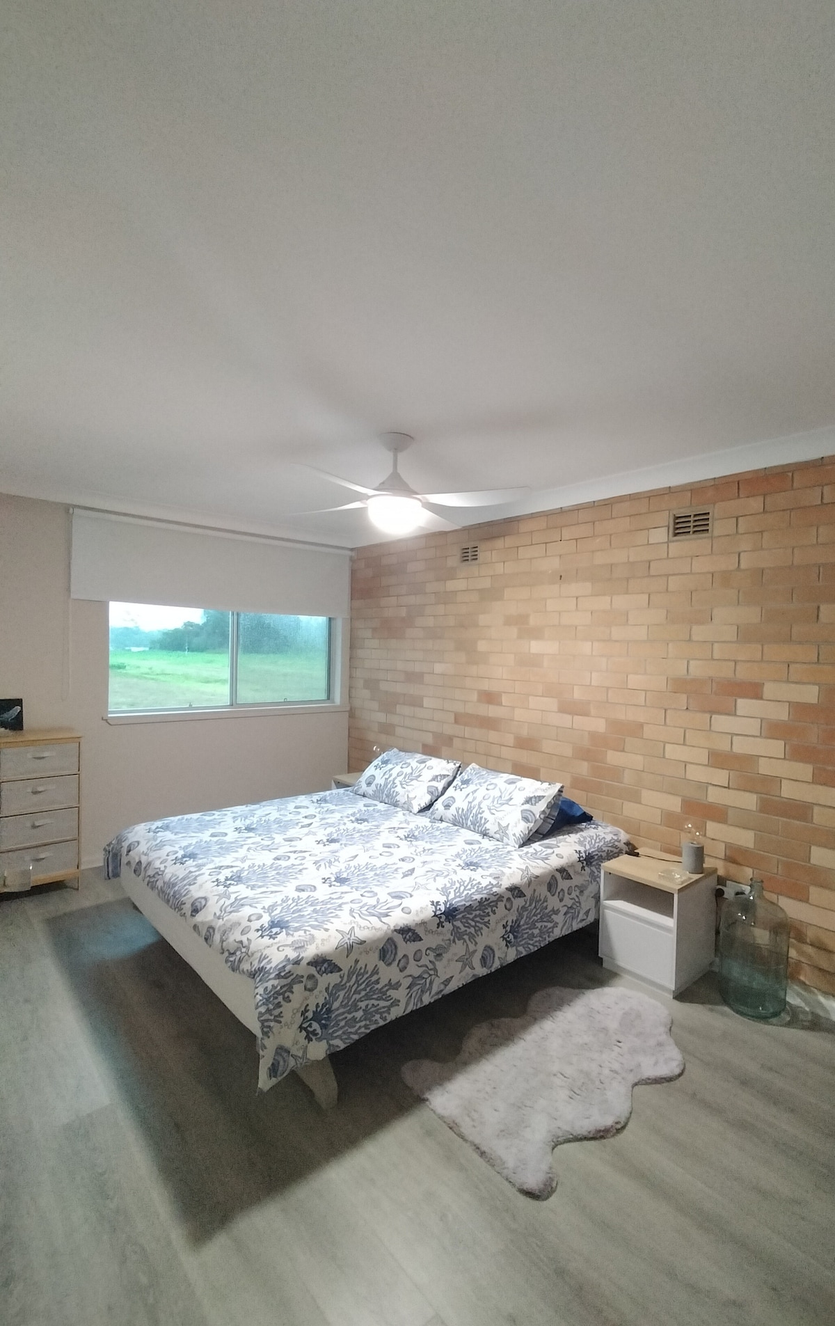 ห้องใหญ่พร้อมเตียงคิงไซส์ มีผ้าปูที่นอนให้ทั้งหมด