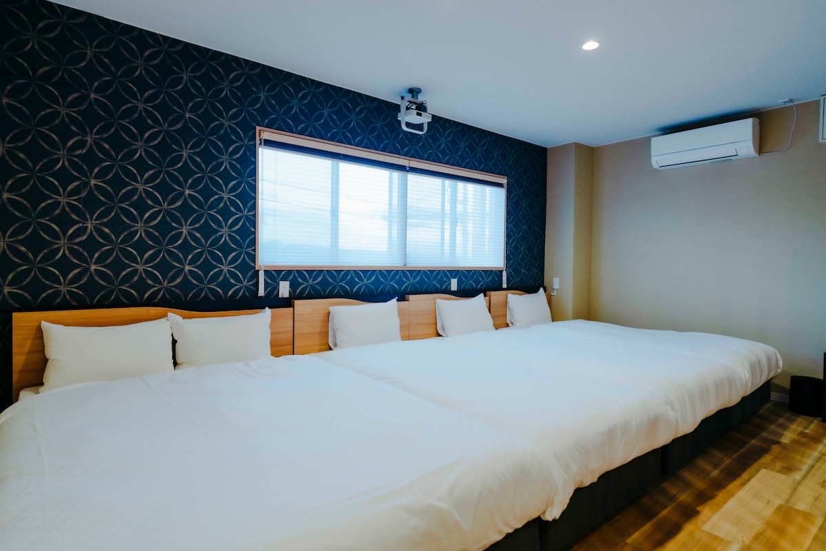 Hay 1 cama matrimonial y 3 camas individuales.
* Ten en cuenta que no podemos proporcionar camas adicionales.