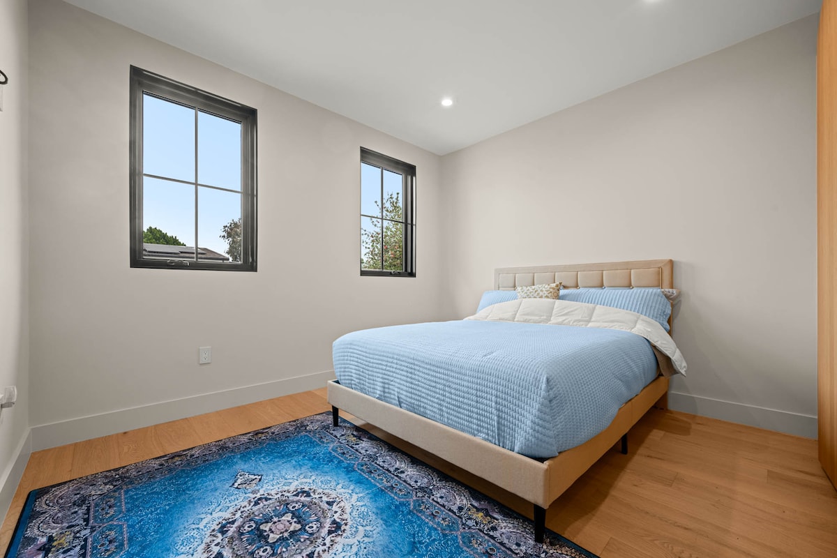 Dormitorio 4 con cama tamaño queen (capacidad para 2 personas). Cuenta con dos grandes ventanas para la luz natural, pisos de madera dura y espacio para armarios/armarios empotrados.