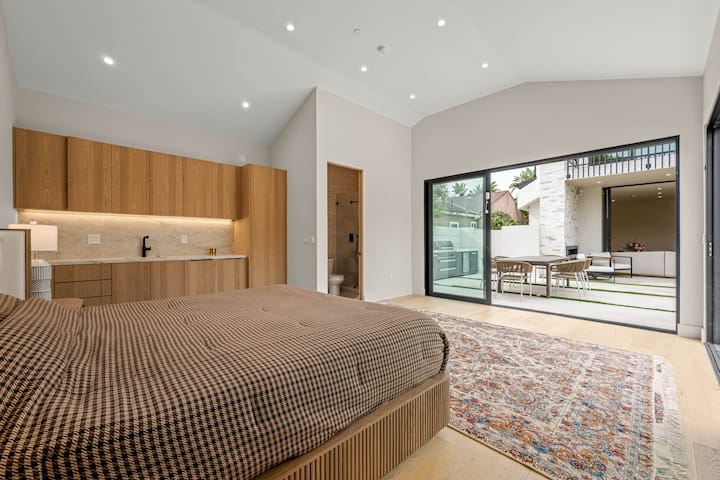 Dhomë gjumi kryesore me një krevat dopio "king" (për 2 persona). Ka tavane të larta, një kuzhinë të vogël private dhe qasje të drejtpërdrejtë në një oborr ngrënieje të jashtëm.