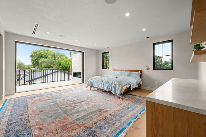 Dhoma e gjumit nr. 1 me hapësirë për një krevat dopio "king" (flenë 2 persona). Ka dyer xhami me gjerësi të plotë që hapen në një ballkon/oborr privat në natyrë.