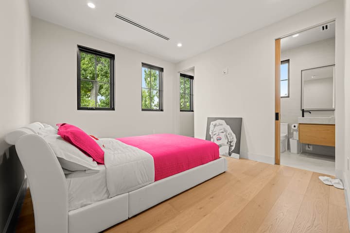 Dhoma e gjumit 3 me një krevat dopio "queen" (për 2 persona). Ka dy dritare, dysheme druri dhe derë me rrëshqitje për në një banjë brenda dhomës.