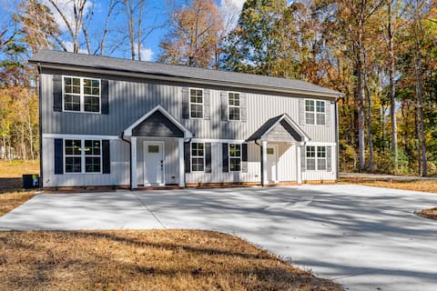 Stylish 6 bd/4.2bth Duplex, Charming Location!