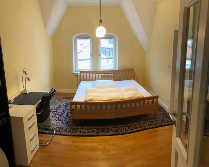 الشقة 2.
غرفة نوم مع مكان للعمل وطابعة