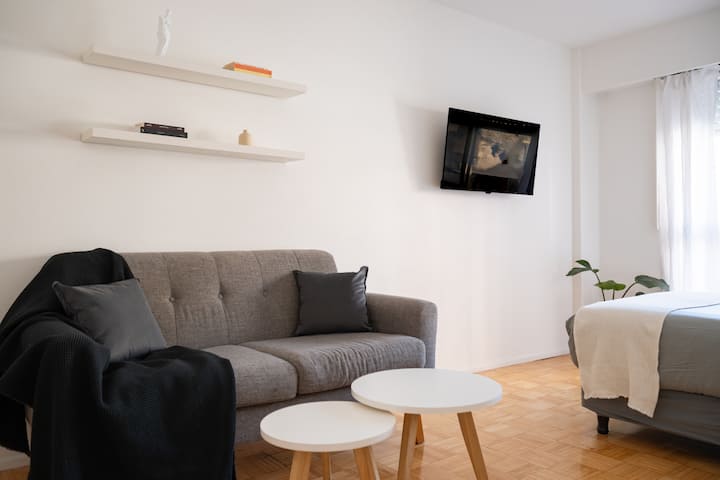 Estudio Con Balcón En Recoleta - Buenos Aires