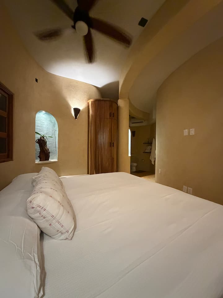 卧室配有加大双人床、全功能卫生间、空调、衣柜和热水。