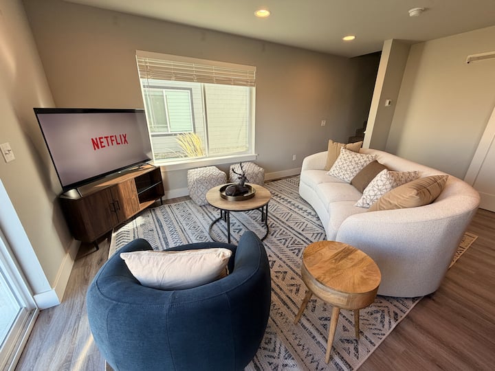 Madison Retreat 1 & 2 | Luxe | Sleeps 16 - Ennis, MT