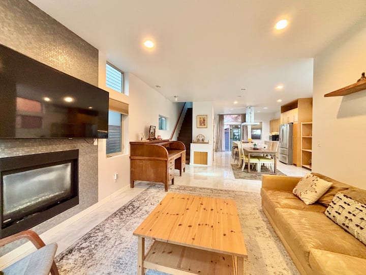 Red Gem - Modern 4 Beds House W/rooftop Views - Seattle, WA