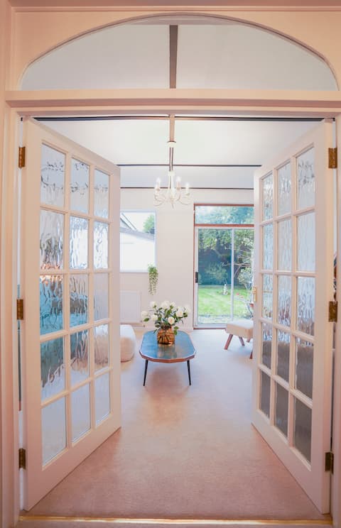 Tranquil Cottage & Garden by Esher Train Station