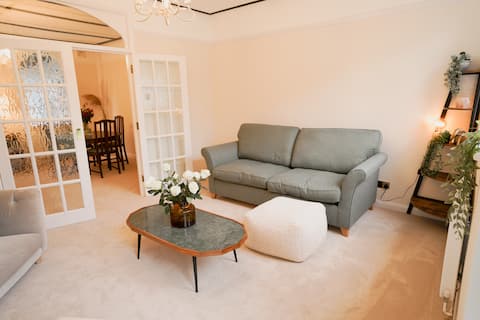 Successful Airbnb property: Tranquil Cottage & Garden by Esher Train Station in Claygate