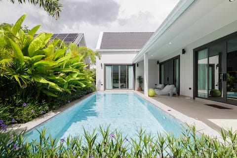 Pattaya 3-bedroom pool villa for 6 people