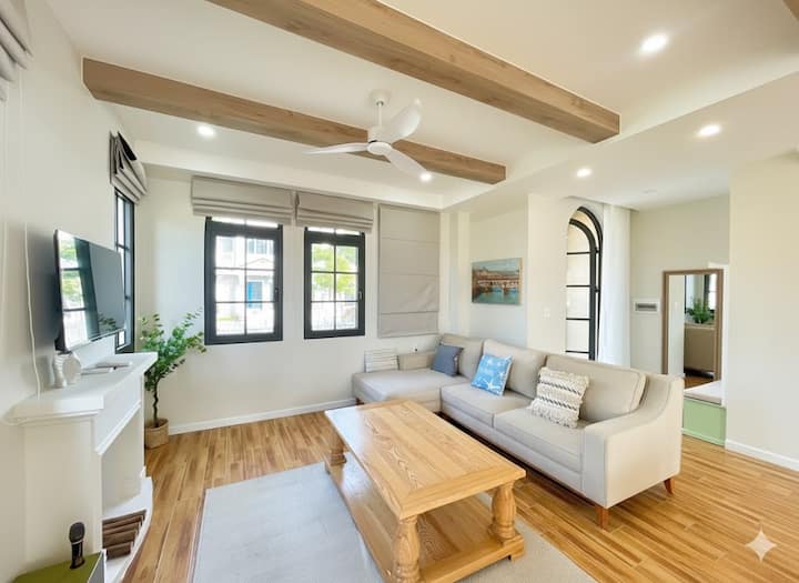 Sebule ya Moon Villa ni pana, imejaa mwanga wa asili, imeundwa kwa ustadi na dari za mbao, samani laini na rangi maridadi. Sehemu hiyo inaunganisha kwa upatanifu eneo la kulia chakula, ikileta hisia ya starehe, anasa na utulivu kamili kwa ajili ya likizo.