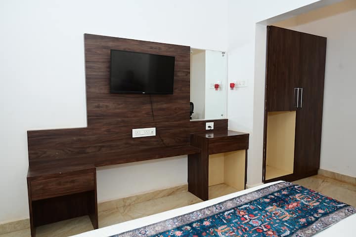 Bedroom 1 image 8