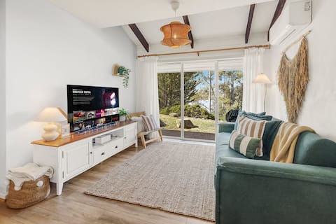 Successful Airbnb property: Lake Views • Patio w BBQ • Central Location • WiFi in Jindabyne