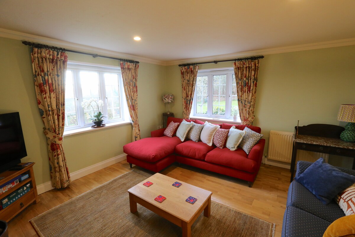 Top Airbnb: 3-bedroom cottage set in a large enclosed garden in Berkshire