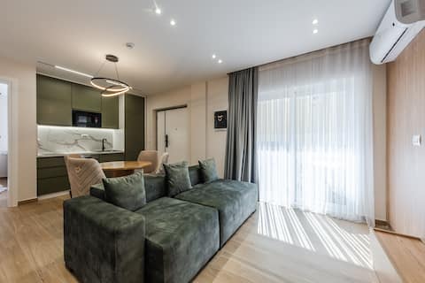 Popular Airbnb listing: Sea La Vie Jacuzzi Apartment + Parking in Golem